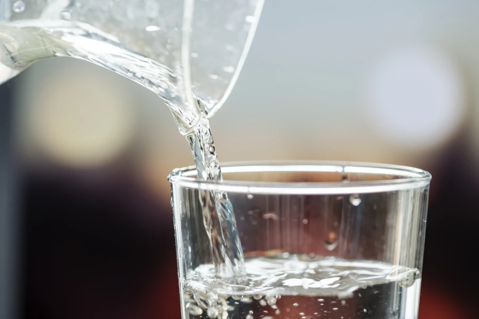 305716_macro-shot-of-pouring-water-into-a-glass_new_960x380_0